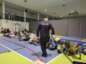policjant z psem podczas spotkania z dziećmi