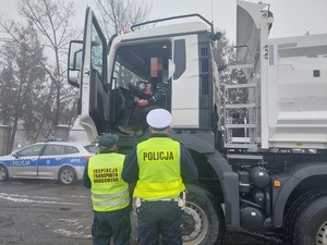 policjanci kontrolują ciężarówki