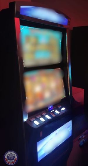 w pomieszczeniu automat do gier hazardowych