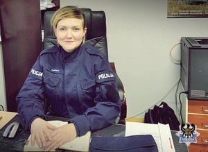 Umundurowana policjantka siedząca przy biurku
