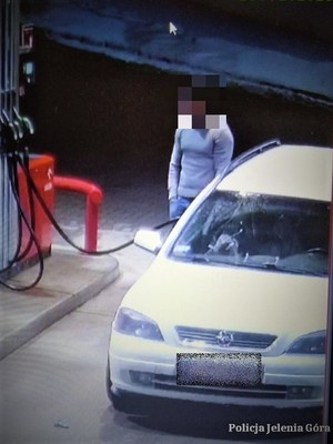 Mężczyzna tankujący paliwo na stacji benzynowej