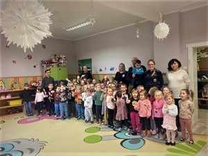 Zdjęcie grupowe przedszkolaków, opiekunów i policjantów