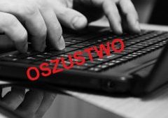 ręce położone na klawiaturze laptopa, na środku duży napis kolorem czerwonym oszustwo