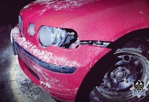 czerwony samochód z rozbitym przednim zderzakiem