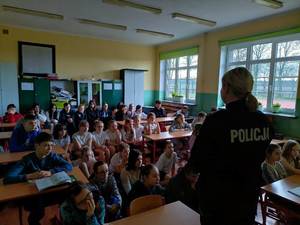 Policjantka rozmawia z dziećmi w szkole.