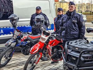 Policjanci stojący przy nowych motorach policyjnych.