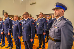 zebrani policjanci na uroczystości podziękowania komendantowi za służbę