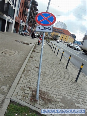 Na zdjęciu wygięty znak drogowy w który uderzyła samochodem nietrzeźwa kierująca.