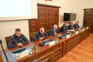 Na zdjęciu Komendant Wojewódzki Policji we Wrocławiu wraz z zastępcami i zaproszonymi gośćmi siedzący przy wspólnym stole (ujęcie z lewej strony).