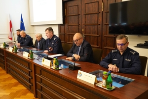 Na zdjęciu Komendant Wojewódzki Policji we Wrocławiu wraz z zastępcami i zaproszonymi gośćmi siedzący przy wspólnym stole (ujęcie z prawej strony).
