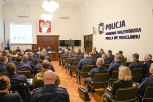 Na zdjęciu przedstawiciele ścisłego kierownictwa KWP we Wrocławiu oraz komend miejskich i powiatowych naszego garnizonu, a także specjalnie zaproszeni goście.