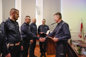 Na zdjęciu Komendant Wojewódzki Policji we Wrocławiu gratuluje policjantowi.