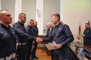 Na zdjęciu nadinspektor Dariusz Wesołowski gratuluje policjantowi.