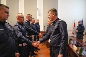 Szef Policji dolnośląskiej gratuluje policjantowi.