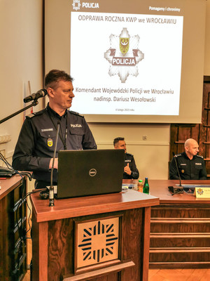 Na zdjęciu Komendant Wojewódzki Policji nadinspektor Dariusz Wesołowski przemawia do uczestników spotkania.