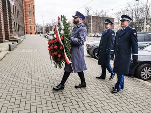 Na zdjęciu nadinspektor Dariusz Wesołowski wraz z towarzyszącymi mu policjantami składa wieniec pod tablicą pamiątkową komisarza Józefa Biniasia.