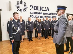 Policjanci i pracownicy cywilni podczas uroczystego pożegnania z mundurem i pracą w Komendzie Wojewódzkiej Policji we Wrocławiu