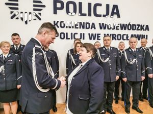 Policjanci i pracownicy cywilni podczas uroczystego pożegnania z mundurem i pracą w Komendzie Wojewódzkiej Policji we Wrocławiu
