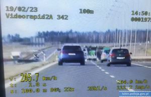 Zdjęcie z wideorejestratora przedstawiające kierującego samochodem osobowym przekraczającego prędkość