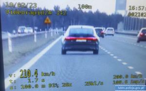 Zdjęcie z wideorejestratora przedstawiające samochód osobowy przekraczający prędkość.