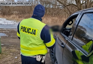 Umundurowany policjant podczas kontroli drogowej