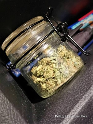 Na zdjęciu pojemnik z suszem marihuany.