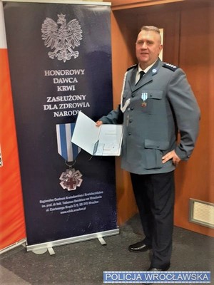 Na zdjęciu odznaczony aspirant sztabowy Dariusz Białek.