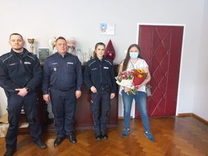 Komendant Powiatowy Policji w Kłodzku wraz ze starszym posterunkowym Patrycją Piekarską oraz starszym sierżantem Marcinem Gerlachem oraz mamą dziewczynki, która napisała podziękowania.