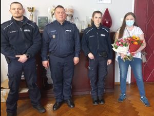 Komendant Powiatowy Policji w Kłodzku wraz ze starszym posterunkowym Patrycją Piekarską oraz starszym sierżantem Marcinem Gerlachem oraz mamą dziewczynki, która napisała podziękowania.