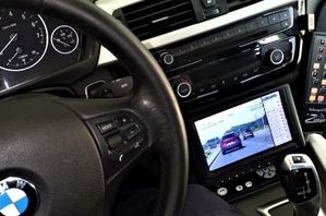 wnętrze radiowozu z viderejestratorem