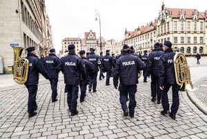 Występ Orkiestry Komendy Wojewódzkiej Policji we Wrocławiu na wrocławskim Rynku.
