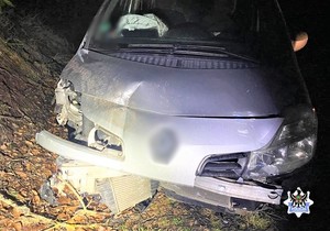 Na zdjęciu przód samochodu osobowego rozbitym zderzakiem z prawej strony pojazdu.