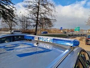Na zdjęciach policja kontroluje pojazdy drogowe.