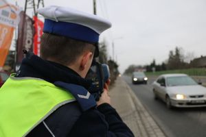 Na zdjęciach policja kontroluje pojazdy drogowe.