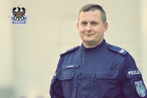 Na zdjęciu policjant Paweł Sesim.
