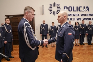 komendant wojewódzki policji gratuluje policjantowi