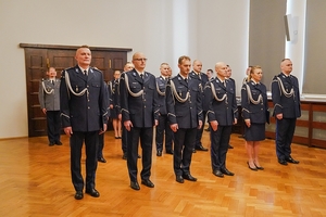 policjanci stojacy w szeregu w pomieszczeniu