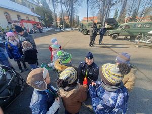 Na zdjęciu policjantka rozmawia z dziećmi.