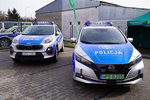 Na zdjęciu dwa nowe radiowozy policyjne.