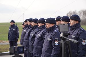 Na zdjęciu policjanci z komisariatu w Marcinowicach.