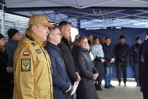 Na zdjęciu zaproszeni goście na uroczystość otwarcia komisariatu policji w Marcinowicach.