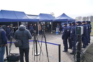 Na zdjęciu uroczyste otwarcie komisariatu policji w Marcinowicach, policjanci wraz z zaproszonymi gośćmi oraz przedstawicielami mediów.