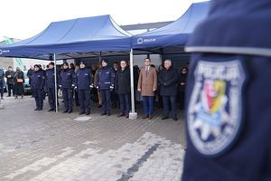 Komendanci policji oraz zaproszeni gości podczas otwarcia komisariatu w Marcinowicach.