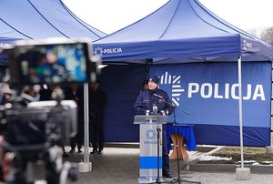 Na zdjęciu Komendant Wojewódzki Policji we Wrocławiu przemawia podczas otwarcia komisariatu policji w Marcinowicach.