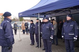 Na zdjęciu komendant komisariatu w Marcinowicach składa meldunek Zastępcy Komendanta Głównego Policji.
