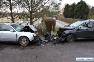 Na zdjęciu dwa samochody osobowe z rozbitymi przodami.