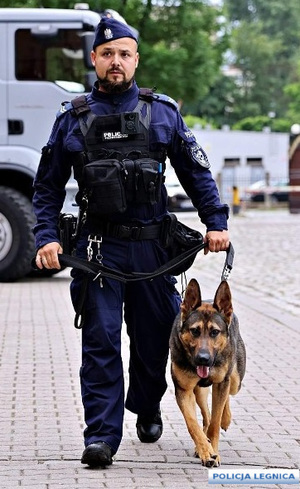 Na zdjęciu policjant z psem policyjnym.