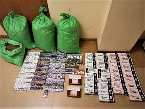 Worki z tytoniem i paczki z papierosami