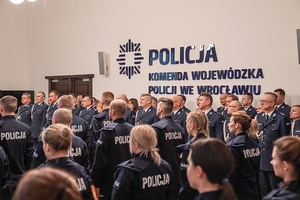 policjanci stojacy w sali na uroczystości