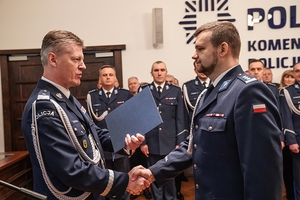 Komendant Wojewódzki policji wrecza nominacja nowemu zastępcy